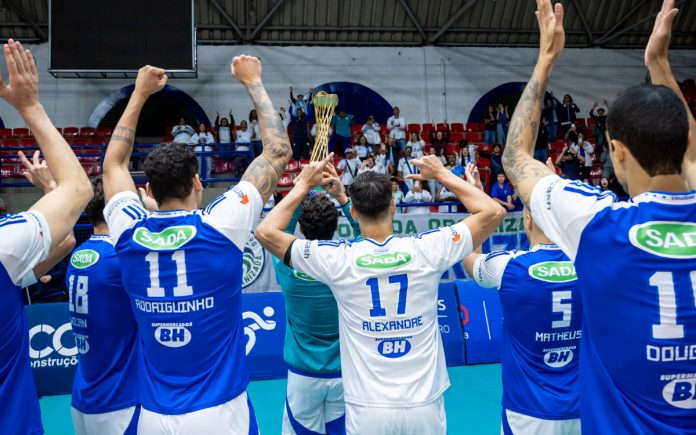 Equipe celeste comemora com a torcida na estreia da Superliga no Riacho (Foto: Agência i7/Sada Cruzeiro)