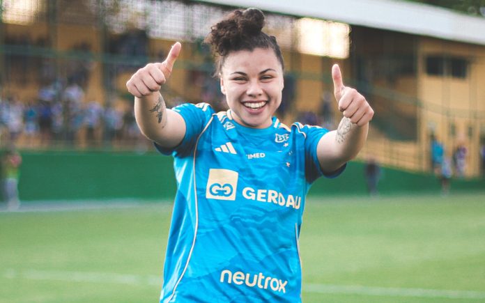 Clara, lateral das Cabulosas, após jogo do Estadual