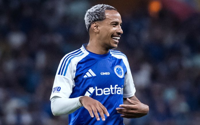 Matheus Pereira em jogo contra o Fortaleza