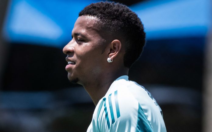 Keny Arroyo deve ser titular contra o Vitória