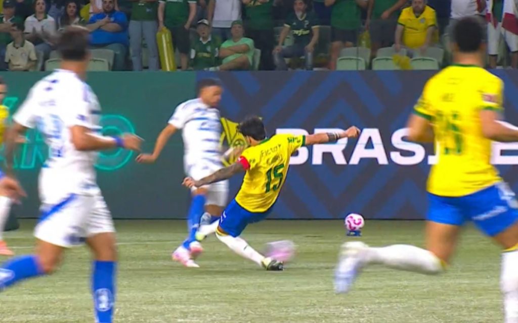 Lance da entrada de Gustavo Gómez em Wanderson