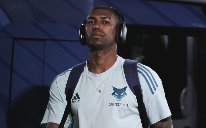 Walace chegou com grande expectativa, mas ainda não emplacou no Cruzeiro