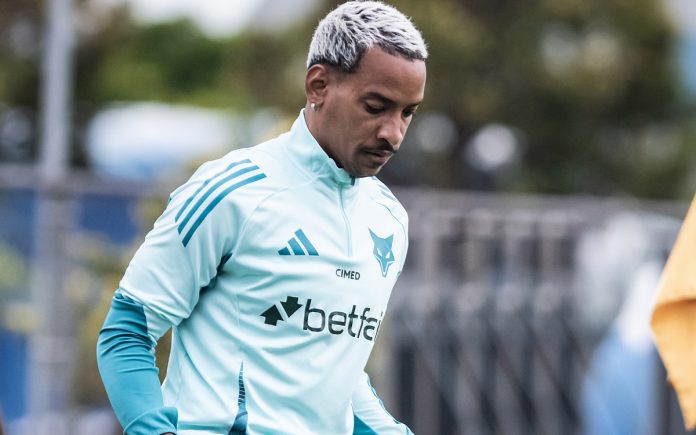 Matheus Pereira, meia do Cruzeiro, está pendurado com dois cartões amarelos (Foto: Gustavo Aleixo/Cruzeiro)