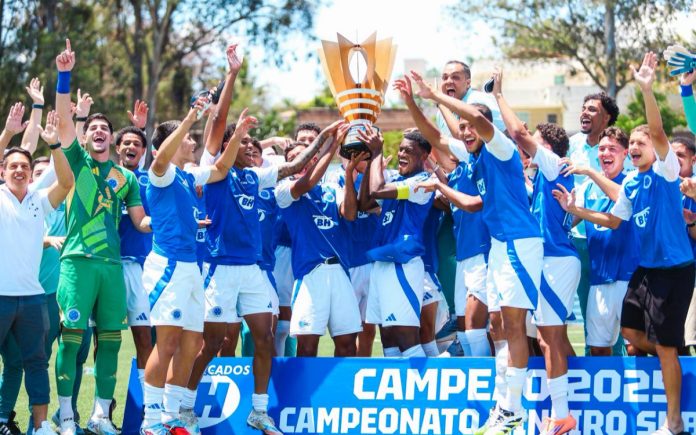 Comemoração do Cruzeiro na Toca da Raposa I (Foto: Dan Costa/BHFOTO)