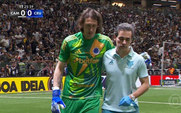 Cássio deixou o clássico no 1º tempo