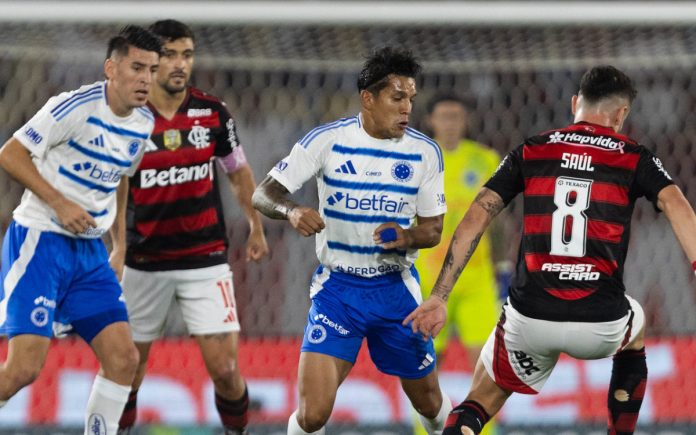 Romero e Saúl dividem a bola em jogo no Maracanã