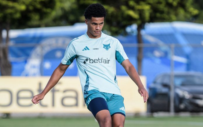 Lateral Kauã Prates em treino do Cruzeiro, na Toca II