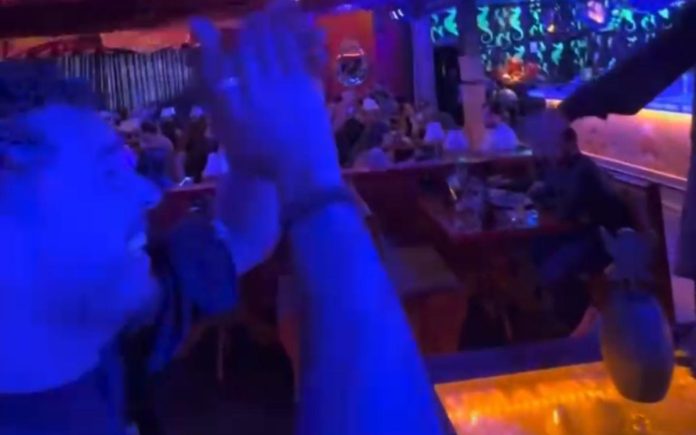 William, lateral-direito do Cruzeiro, cantando o hino do clube (Foto: Reprodução/Instagram)