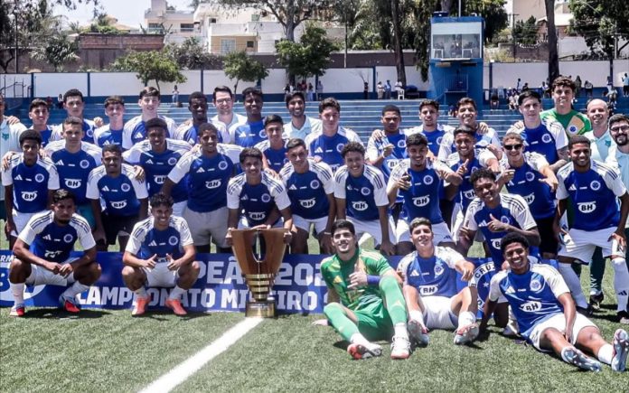 Jogadores do Cruzeiro campeões do Mineiro Sub-20