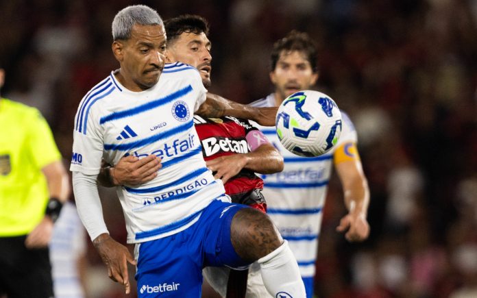 Matheus Pereira divide bola com Arrascaeta, no Maracanã