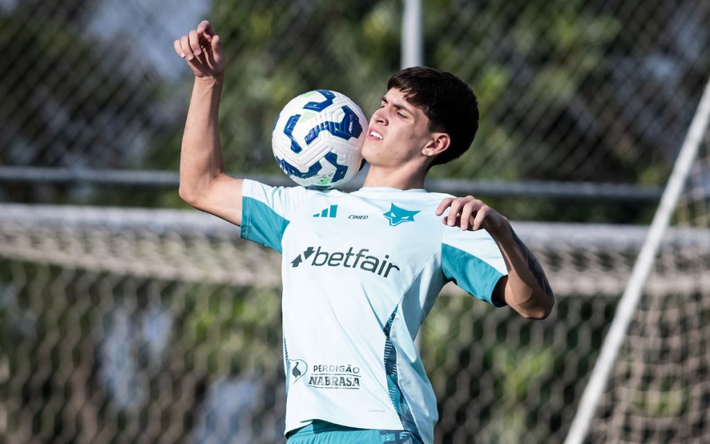 Rayan Lelis, atacante do Cruzeiro, em treino na Toca II