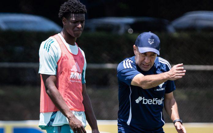 Leonardo Jardim e Jonathan Jesus (Foto: Gustavo Aleixo/Cruzeiro)