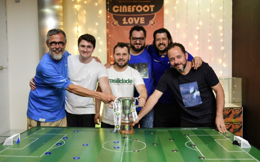 Integrantes do Coletivo 1921 com o prêmio do Cinefoot (Foto: Arquivo Pessoal)