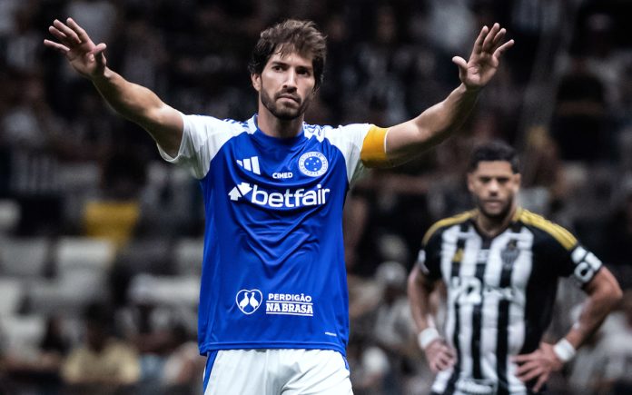 Lucas Silva, do Cruzeiro, em clássico contra o Atlético-MG