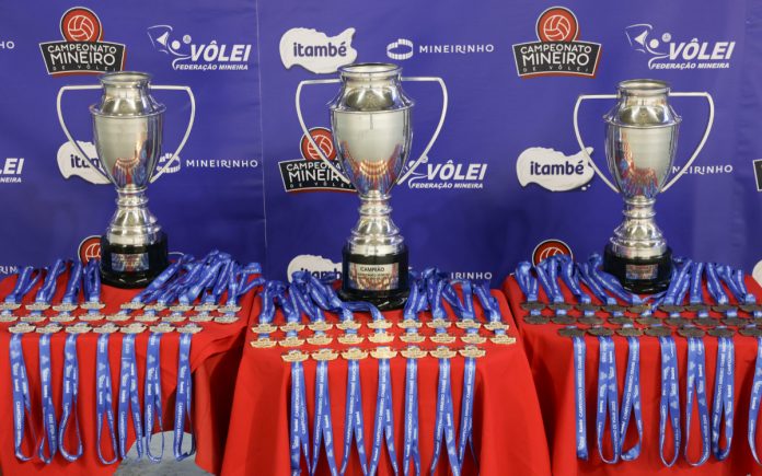 Troféu e medalhas do Campeonato Mineiro de Vôlei