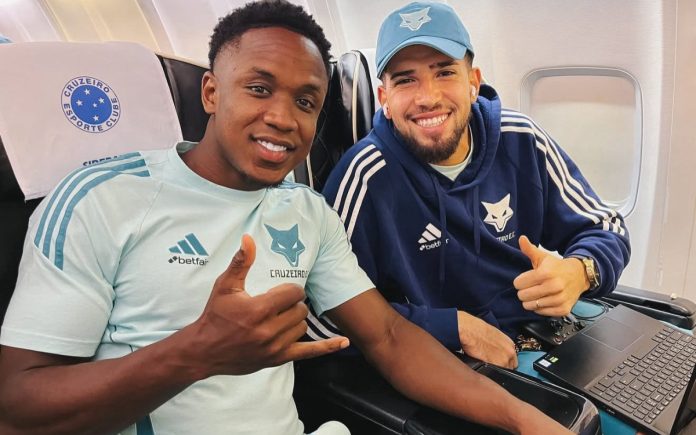 Sinisterra e Leo Aragão no embarque do Cruzeiro rumo ao Rio de Janeiro (Foto: Divulgação/Cruzeiro)