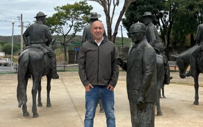 Leonardo Jardim ao lado de estátua de Guimarães Rosa