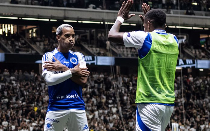 Matheus Pereira comemora gol ao lado de Keny Arroyo