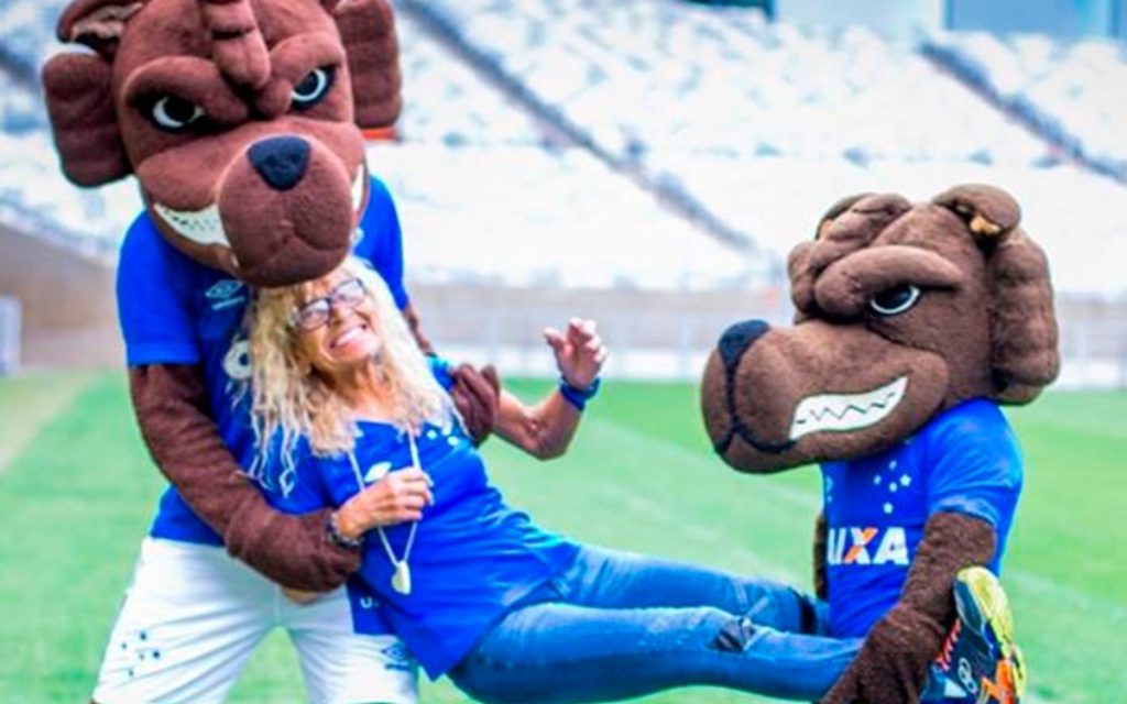 Dona Salomé com os mascotes do Cruzeiro (Foto: Divulgação/Cruzeiro)