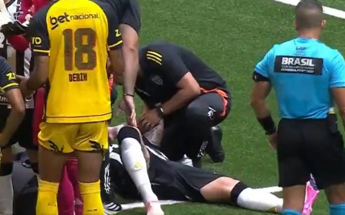 Lyanco, do Atlético-MG, sendo atendido em campo (Foto: Reprodução/Premiere)