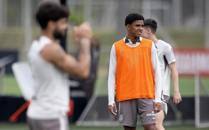 Joaquim Santos (de laranja) está próximo de acertar com o Cruzeiro