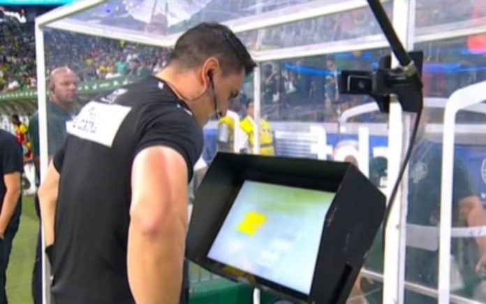 Rafael Klein analisando a falta no VAR (Foto: Reprodução/Premiere)