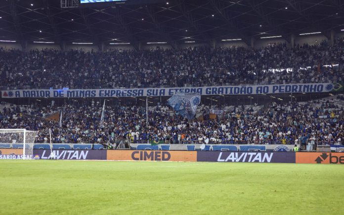 Faixa em homenagem a Pedro Lourenço, gestor da SAF do Cruzeiro