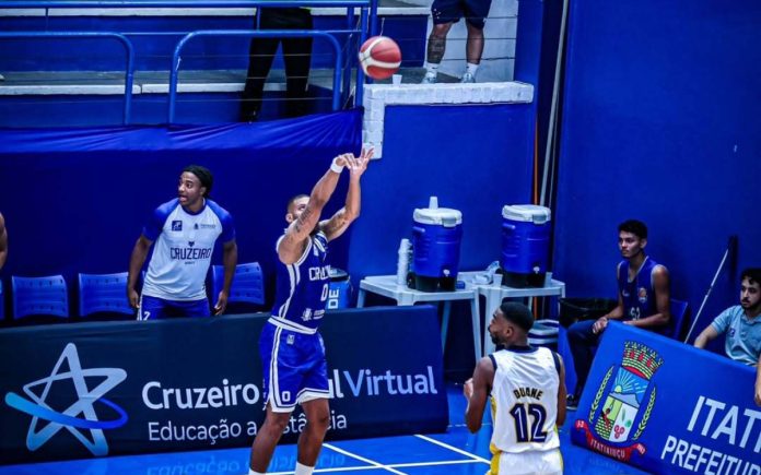 Cruzeiro no duelo com o Mogi, pelo Novo Basquete Brasil