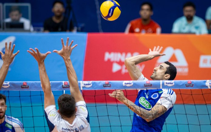 Douglas Souza tenta furar bloqueio do JF Vôlei