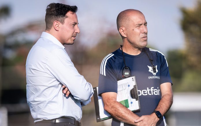 Pedro Junio e Leonardo Jardim (Foto: Gustavo Aleixo/Cruzeiro)