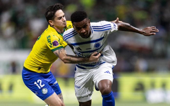 Arroyo é puxado por Khellven em duelo com Palmeiras