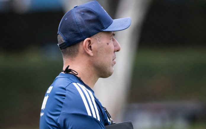 Leonardo Jardim deve ter que mudar a zaga contra o Atlético-MG