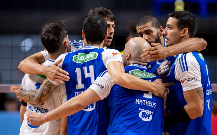Time do Sada Cruzeiro comemora ponto diante do Praia (Foto: Agência i7/Sada Cruzeiro)