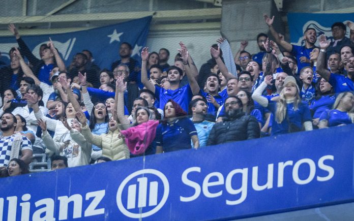 Torcida do Cruzeiro no setor visitante do Allianz Parque