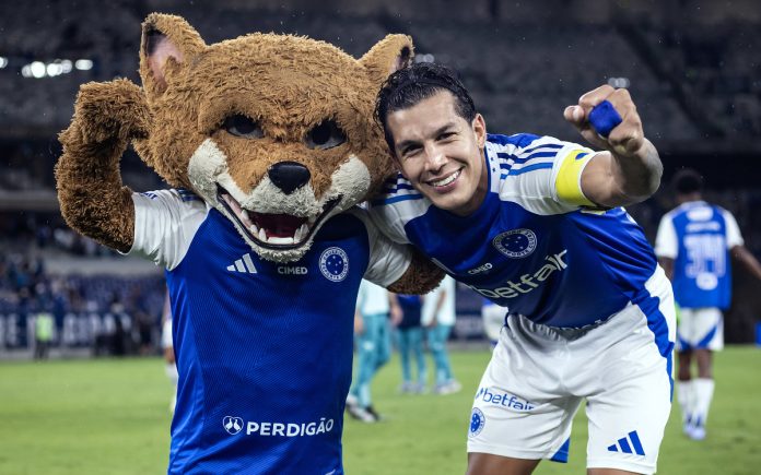 Romero comemorou vitória sobre Fortaleza com o Raposinho