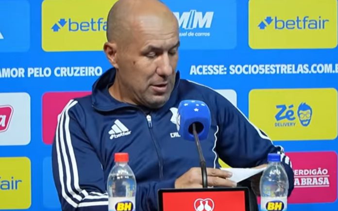 Leonardo Jardim, treinador do Cruzeiro, com a 'cola' (Foto: Reprodução/TV Cruzeiro)