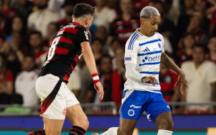 Matheus Pereira é marcado por Saúl em Flamengo x Cruzeiro