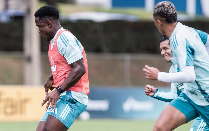 Sinisterra em treino do Cruzeiro na Toca II