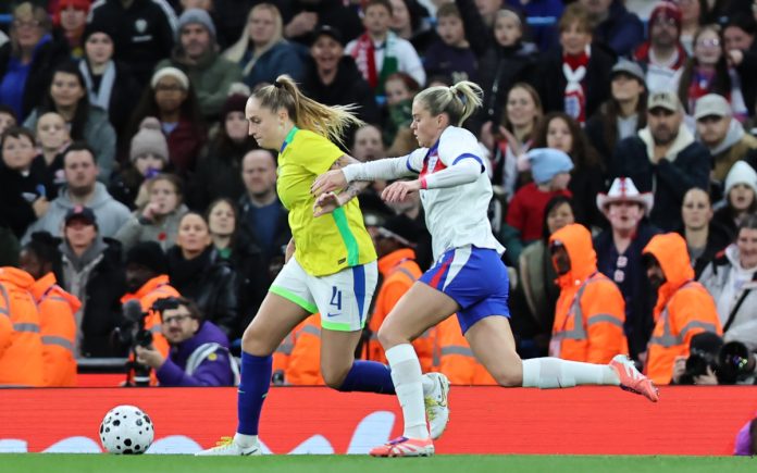Isa Haas, zagueiro do Cruzeiro, no duelo com a Inglaterra