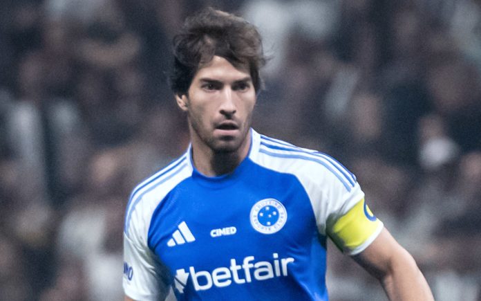 Lucas Silva no clássico contra o Atlético-MG