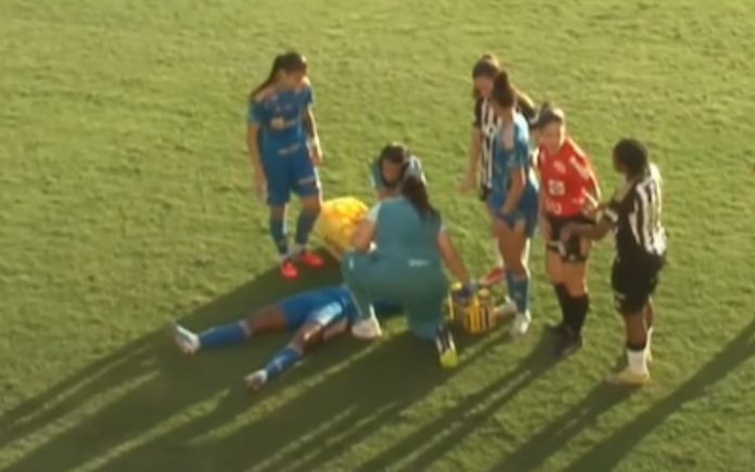Camila Ambrózio sendo atendida em campo (Foto: Reprodução/TV Cruzeiro)