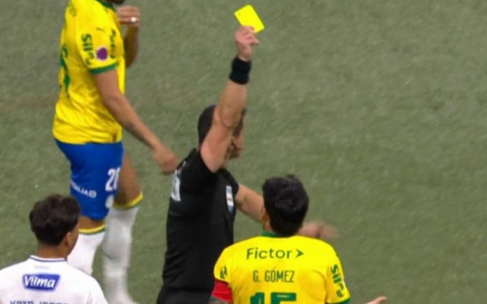 Rafael Klein aplicando cartão amarelo para Gómez (Foto: Reprodução/Premiere)