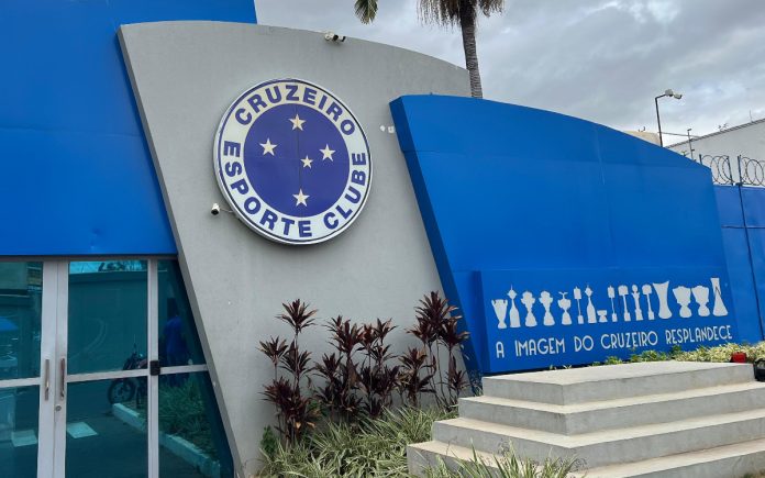 Entrada da Toca da Raposa 2, CT do time profissional do Cruzeiro