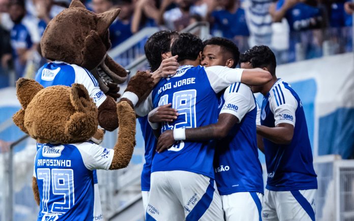 Jogadores do Cruzeiro comemoram gol diante do Corinthians (Foto: Gustavo Aleixo/Cruzeiro)
