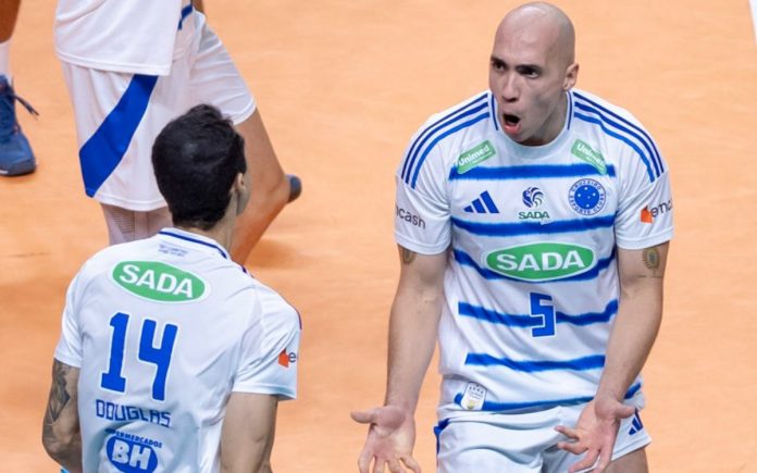Brasília e Douglas Souza comemoram ponto do Cruzeiro