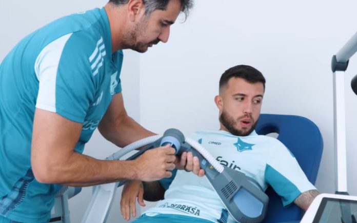 Matheus Henrique no processo de recuperação das fraturas nas costelas (Foto: Reprodução/TV Cruzeiro)