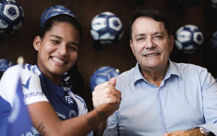 Marilia, atacante do Cruzeiro, e Pedro Lourenço, presidente do clube (Foto: divulgação/Cruzeiro)