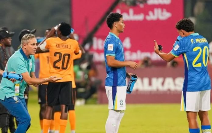 Dudu Patetuci orienta Felipe Morais, do Cruzeiro, em jogo do Brasil