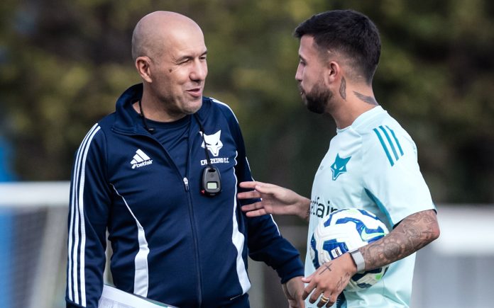 Leonardo Jardim conversa com Matheus Henrique (Foto: Gustavo Aleixo/Cruzeiro)