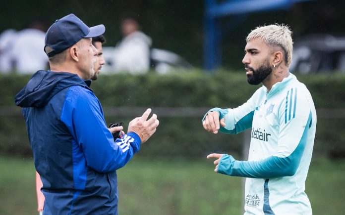 Gabigol conversa com Jardim em treino na Toca II
